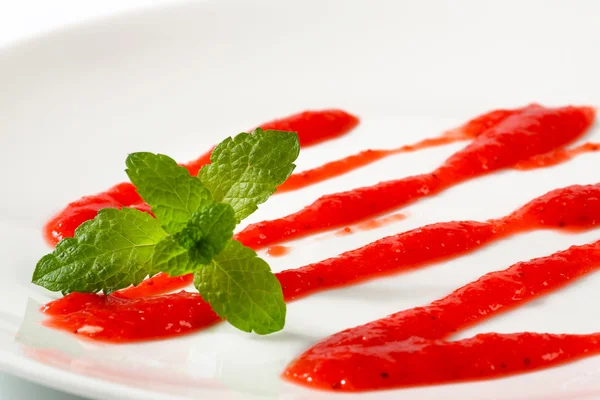 Strawberry drizzle sauce on plate — Stockfoto