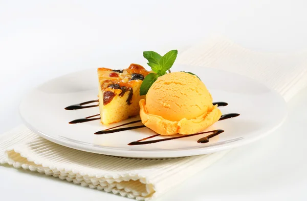 Sponge cake with ice cream — Stockfoto