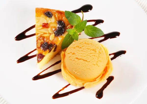 Sponge cake with ice cream — Stockfoto