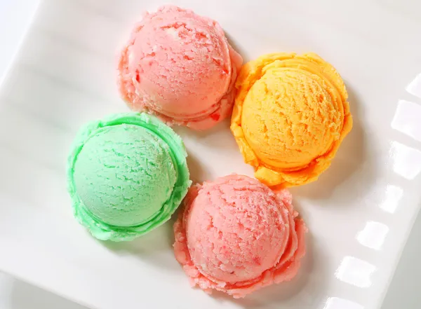 Copas de helado en el plato — Foto de Stock