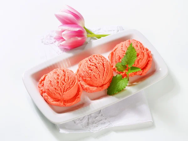 Scoops of fruit sherbet and fresh tulips — Stock Photo, Image