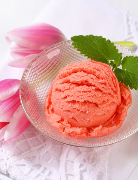 아이스크림과 신선한 튤립 — 스톡 사진