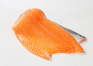 Çiğ somon filetosu.