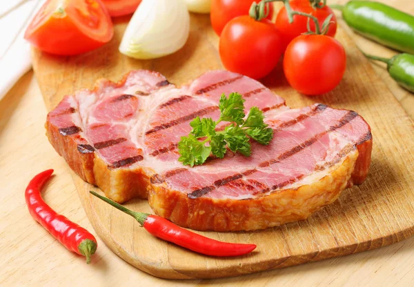 豚ロースのグリル ステーキや新鮮な野菜 — ストック写真