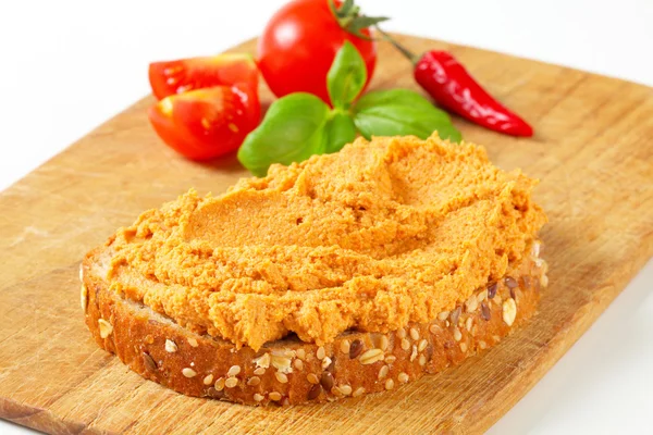 Bread with vegetable spread — Stock Photo, Image