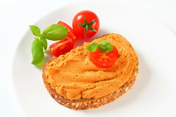 Brot mit Tomatenaufstrich — Stockfoto