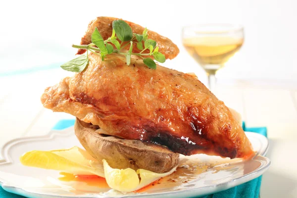 Poulet rôti et pommes de terre cuites au four — Photo