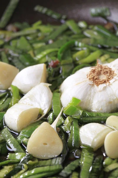 Sauteing зеленый лук и чеснок — стоковое фото