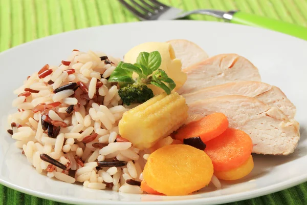 Chicken meat with mixed rice and vegetables — Stock Photo, Image