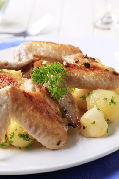 Ali di pollo arrosto e patate — Foto Stock