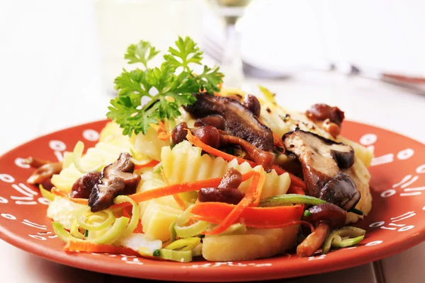Salada de batata e cogumelos — Fotografia de Stock
