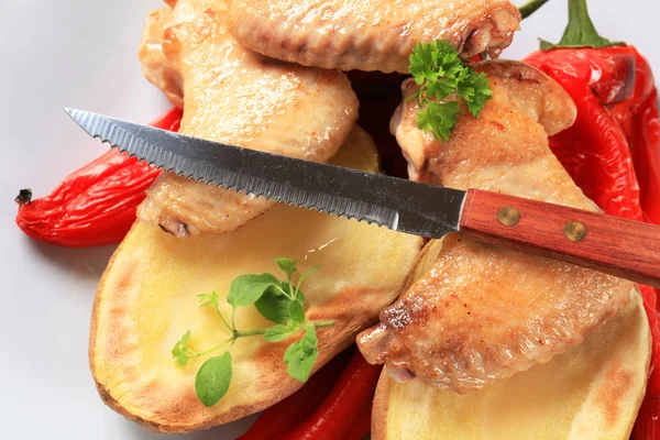 Ali di pollo con patate al forno — Foto Stock