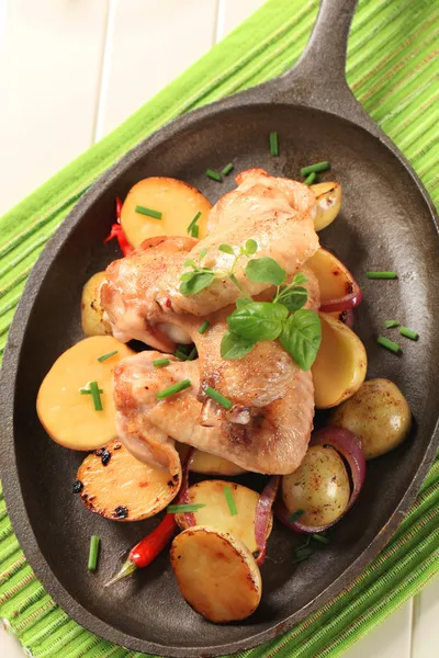 Kippenvleugels en aardappelen — Stockfoto