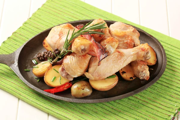 Rosemary chicken drumsticks and potatoes — Stock Photo, Image