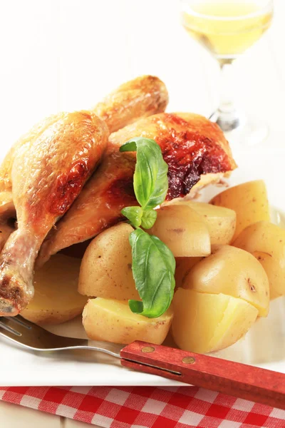 Roast chicken and potatoes — Stock Photo, Image