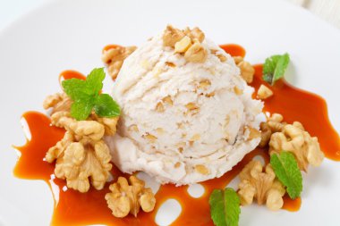 ceviz karamel soslu dondurma