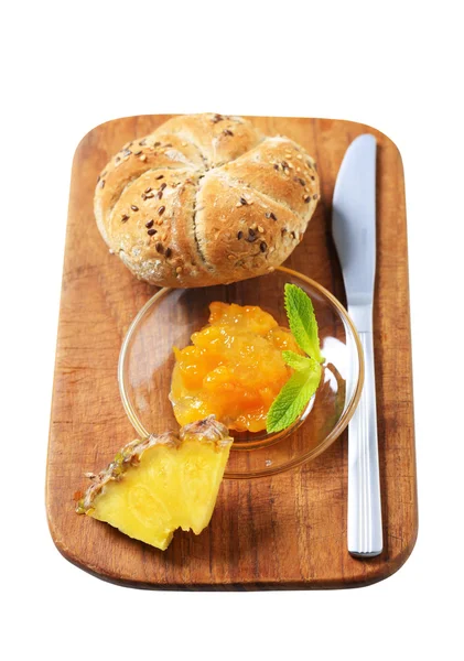 Whole grain bun with marmalade — Stock Photo, Image