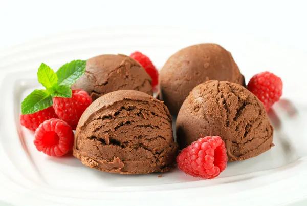 Chocolate almond ice cream with fresh raspberries — Stock Photo, Image