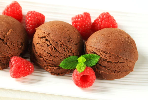 Chocolade-ijs met verse frambozen — Stockfoto