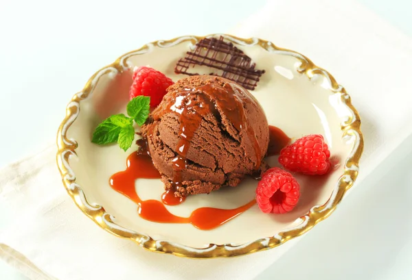 Chocolate brownie helado con salsa de caramelo y frambuesas —  Fotos de Stock