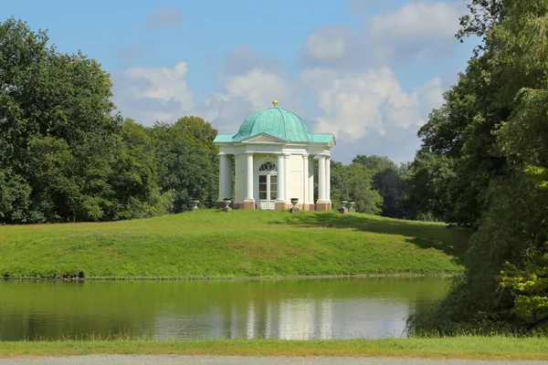 Karlsaue park - klenuté chrám na ostrově Labutí — Stock fotografie