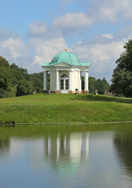 Karlsaue park - swan adada kubbeli Tapınağı — Stok fotoğraf