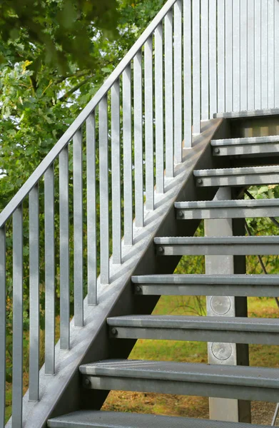 Escaliers extérieurs en métal — Photo