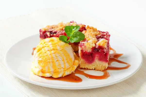 Beerenobst-Crumble-Scheiben mit Eis — Stockfoto