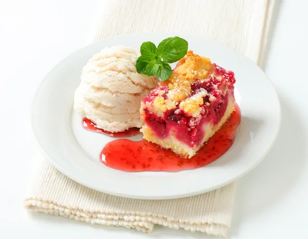 Beerenobst-Crumble-Scheibe mit Eis — Stockfoto