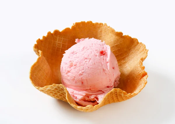 ワッフル バスケット ピンク アイス クリーム — ストック写真