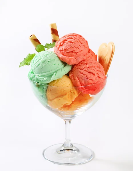 Jerséis de frutas en cupé de helado — Foto de Stock