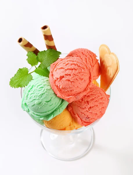 Frutas sherbets em cupê de sorvete — Fotografia de Stock