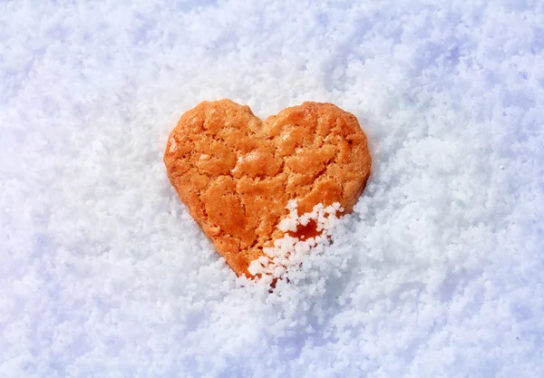 Heart shaped cookie in snow — Stock Photo, Image