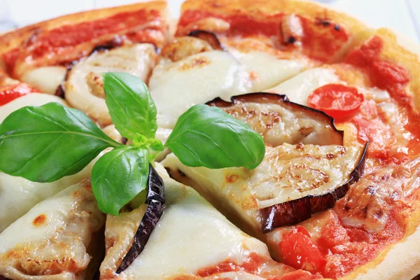 Eggplant and cheese pizza — Stock Photo, Image