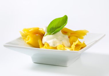 doldurulmuş makarna peynir sosu ile