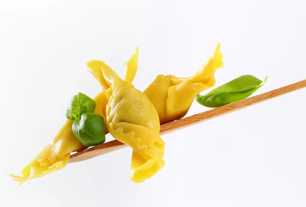 Pastas rellenas en espátula de madera — Foto de Stock