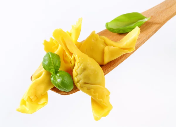 Pastas rellenas en espátula de madera — Foto de Stock