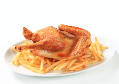 Çıtır çıtır kızarmış tavuk patates kızartması ile