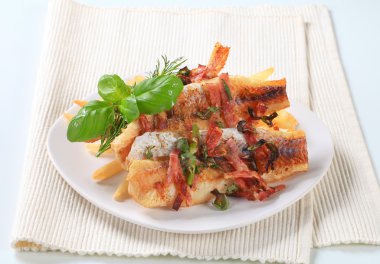 pan kızarmış balık fileto patates kızartması ile
