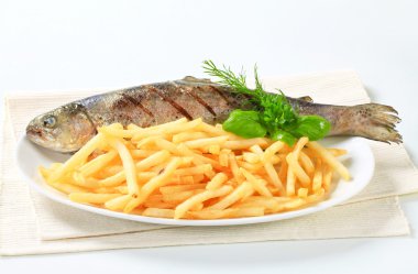Kızarmış alabalık patates kızartması ile