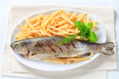 Kızarmış alabalık patates kızartması ile