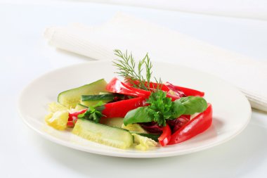 kırmızı biber ve salatalık yapışır