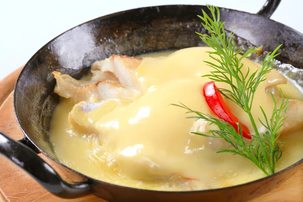 Peixe grelhado panela com molho de queijo grosso — Fotografia de Stock