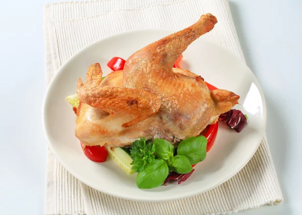 Жареная курица с овощным гарниром — стоковое фото