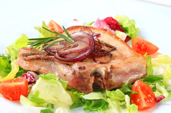 Costeleta de porco com salada verde — Fotografia de Stock