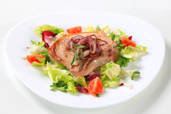 Schweinekotelett mit grünem Salat — Stockfoto