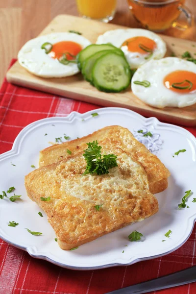 Tostadas francesas y huevos fritos — Foto de Stock