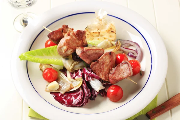 Brocheta de cerdo con verduras —  Fotos de Stock