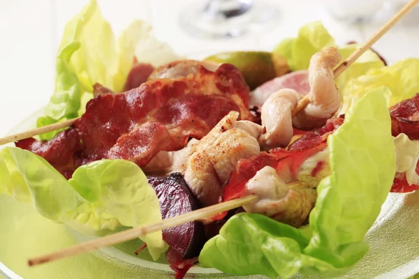 Chicken skewers and crispy bacon — Stock Photo, Image