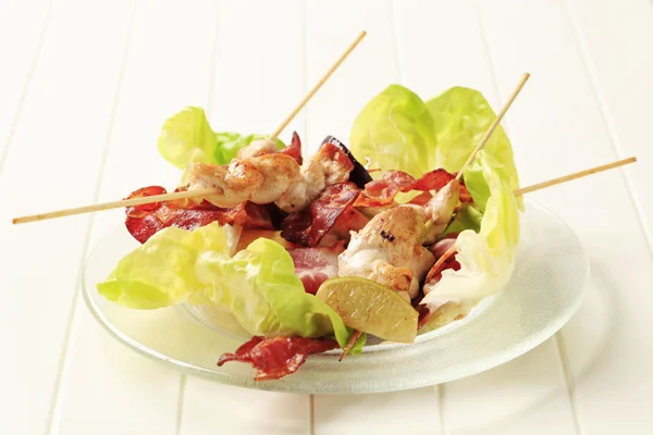 Chicken skewers and crispy bacon — Stock Photo, Image